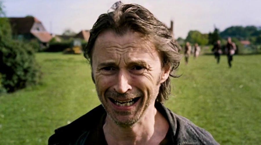 Robert Carlyle's character Don, running away from infected, looking pained